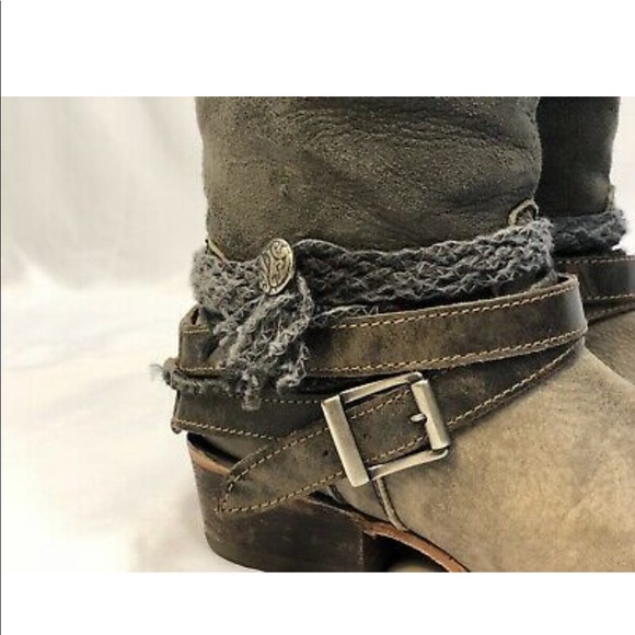Buckle Indie Spirit Distressed Boots - Picture 3 of 6